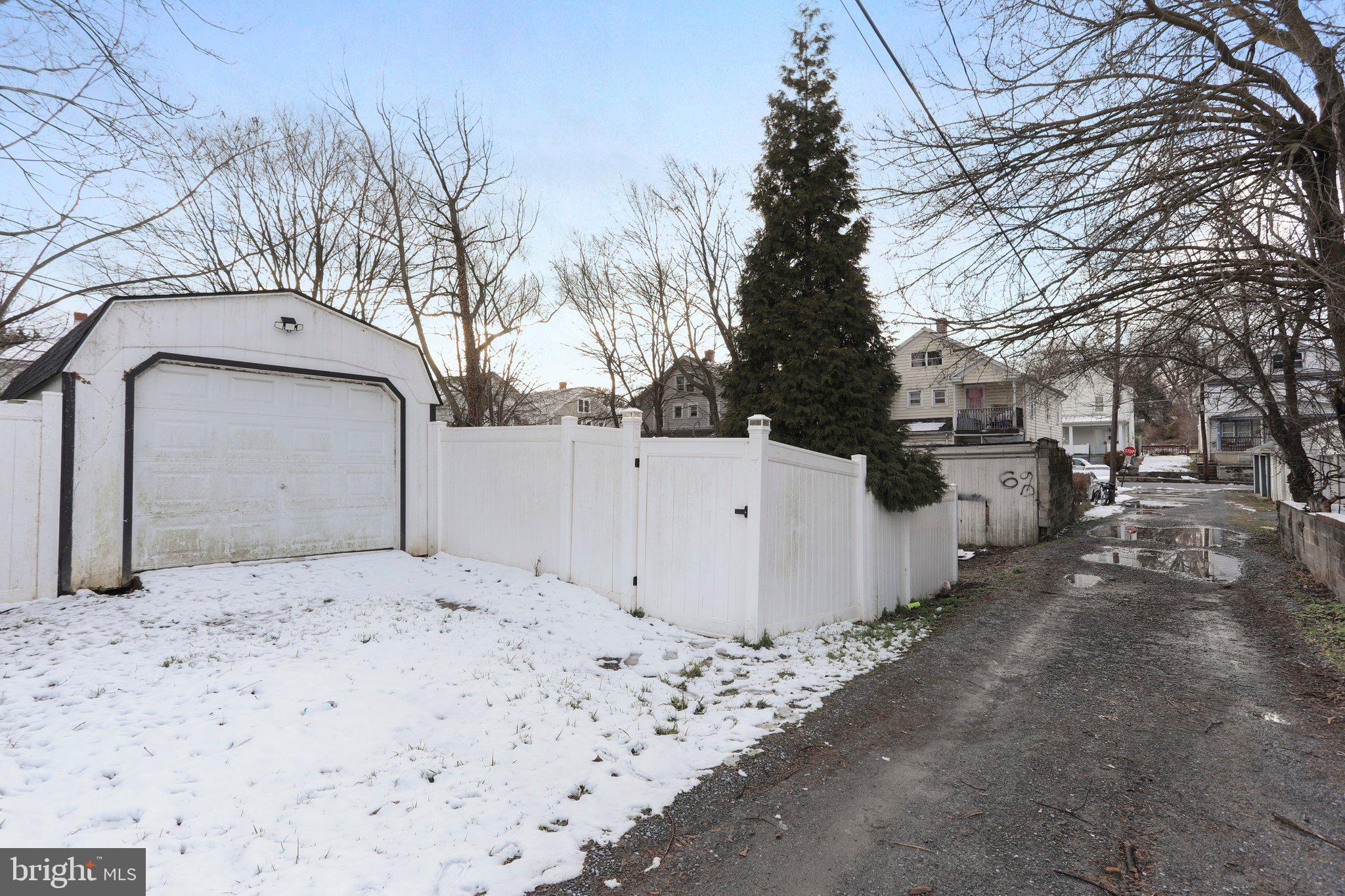 728 W JOHN STREET
