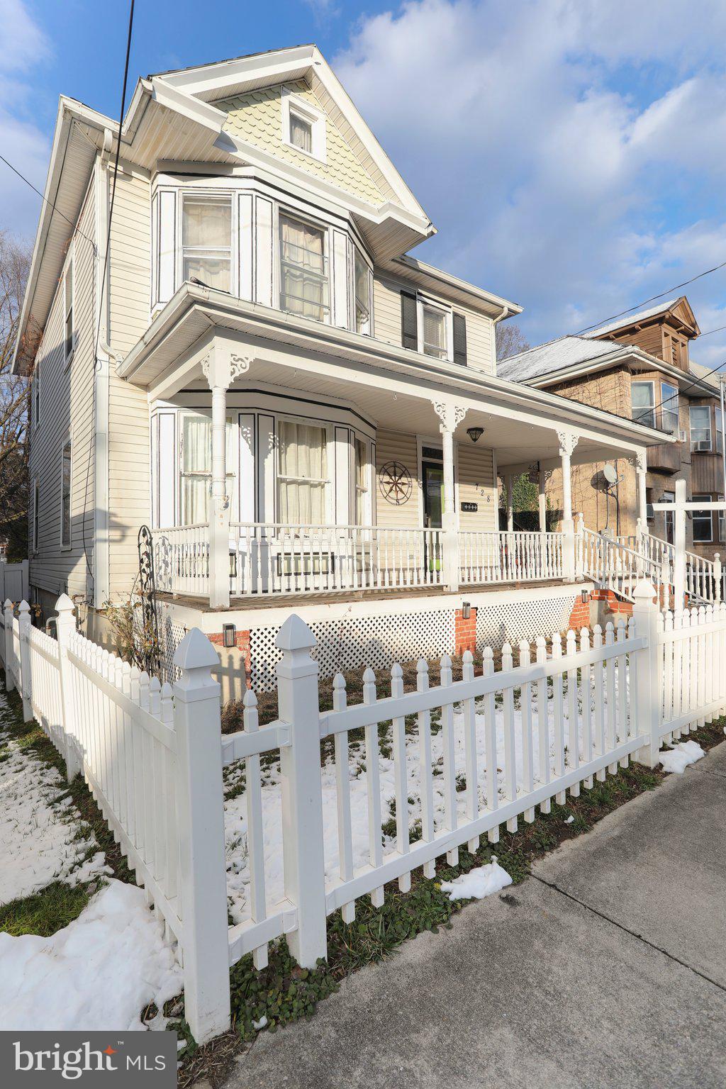 728 W JOHN STREET