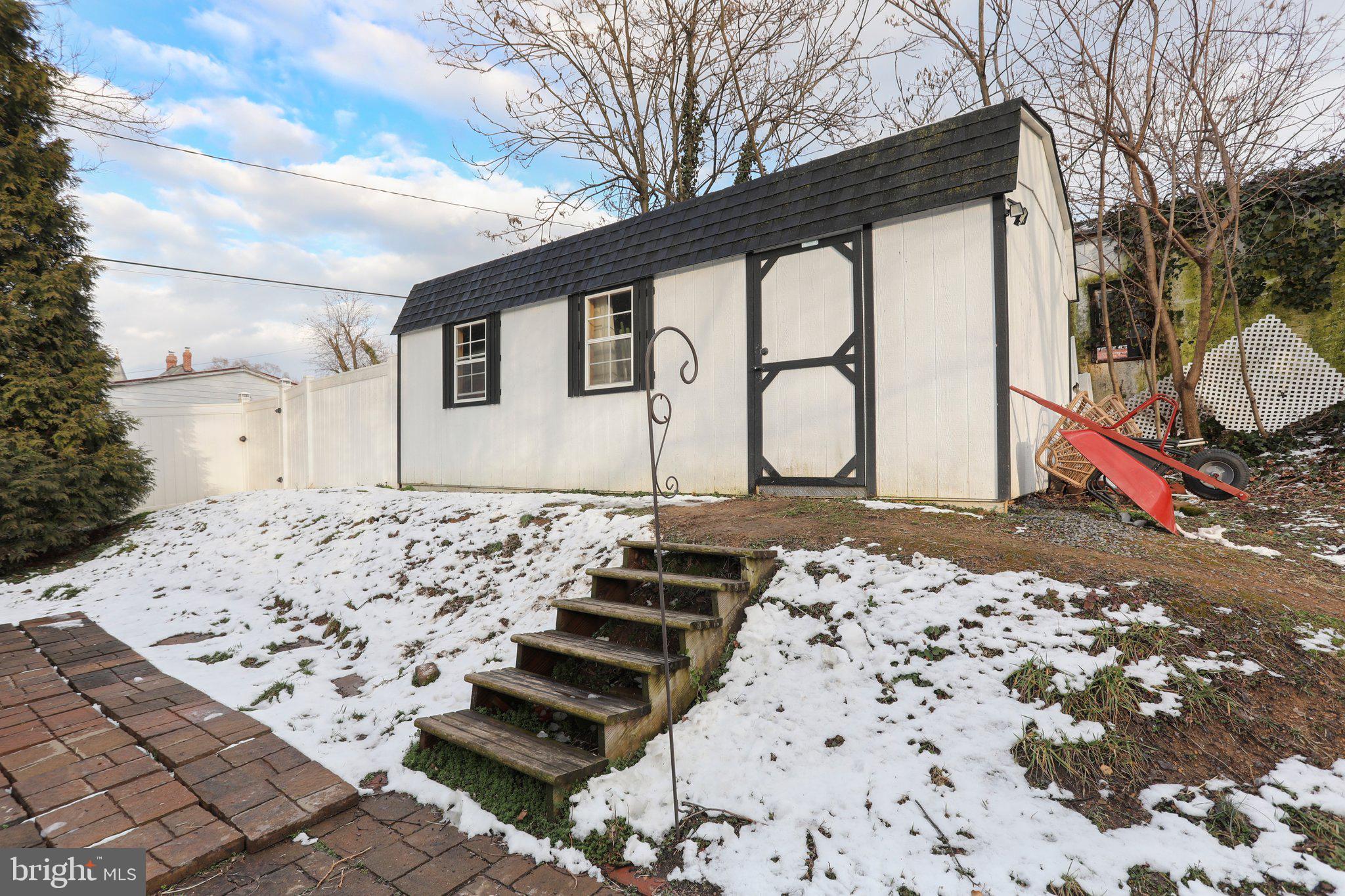 728 W JOHN STREET