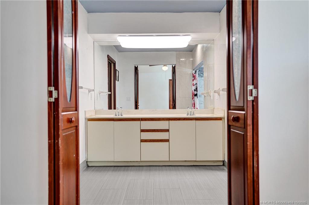 4706 SE Manatee Terrace