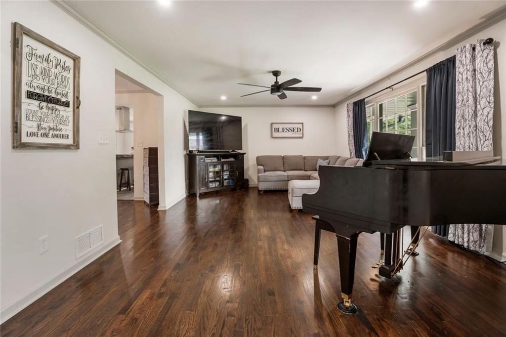 2710 Beverly Hills Drive NE