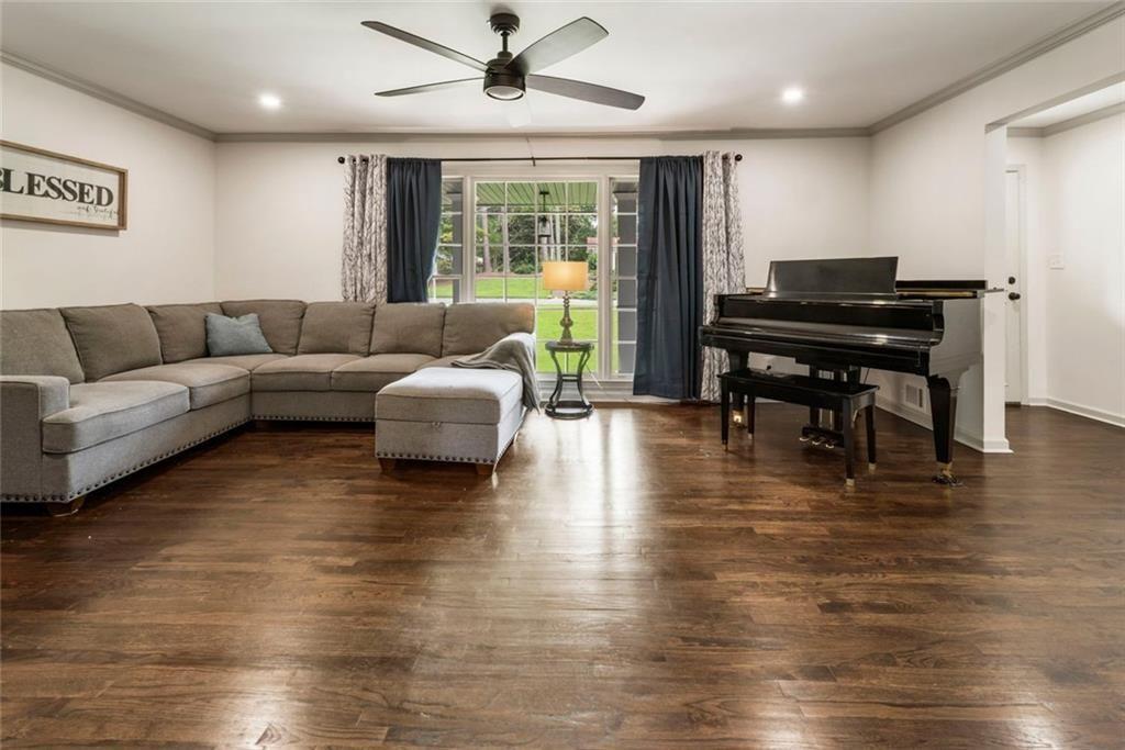 2710 Beverly Hills Drive NE