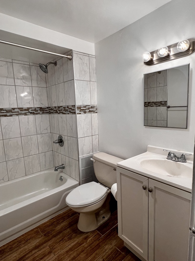 4056 S Artesian Avenue Unit: G