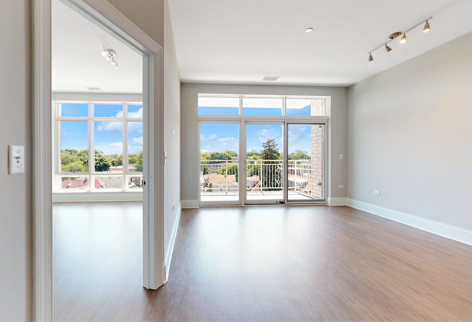 4758 N Laramie Avenue Unit: 204