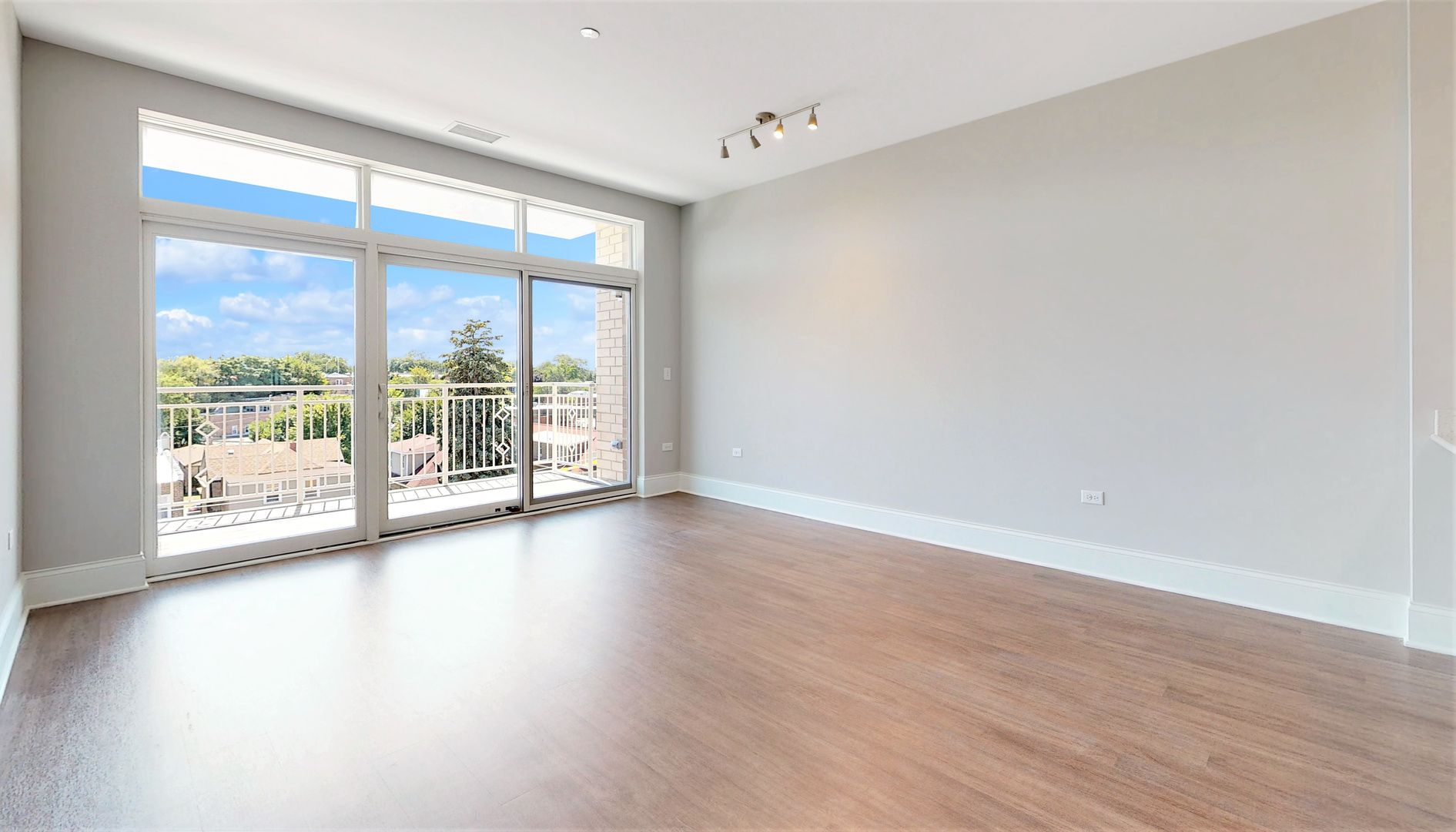 4758 N Laramie Avenue Unit: 204