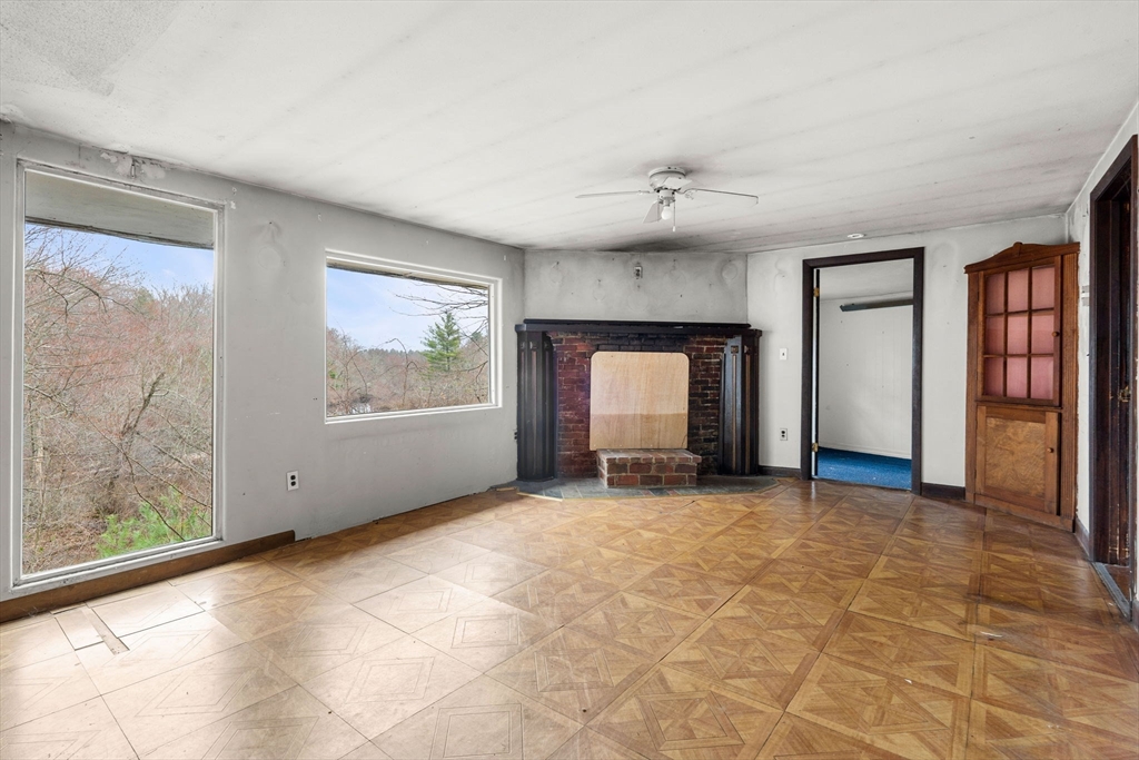 47 Riverside Dr