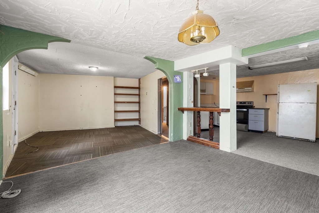 47 Riverside Dr