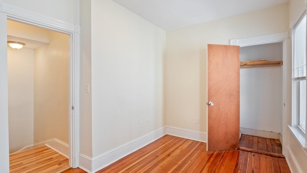 32 Robinson St # 1