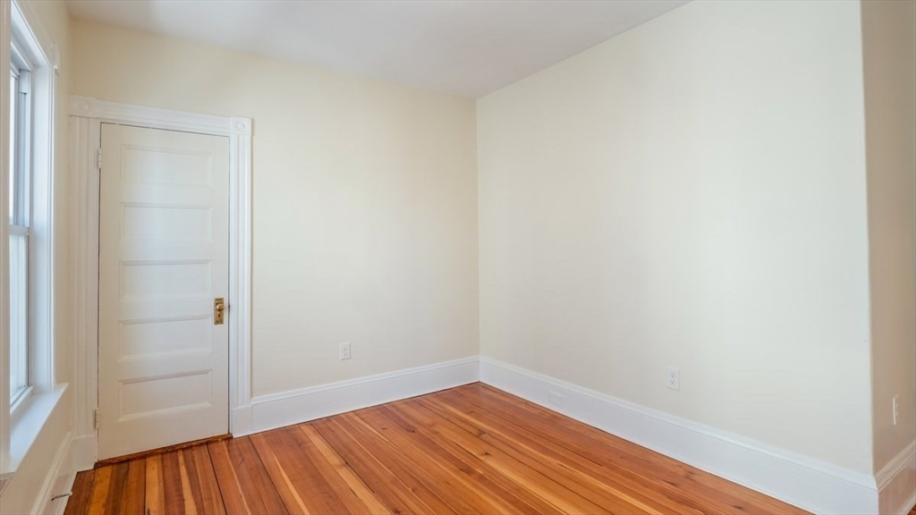 32 Robinson St # 1