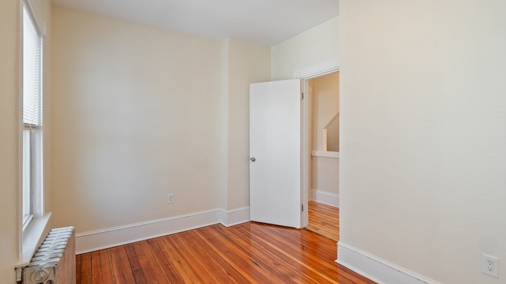 32 Robinson St # 1