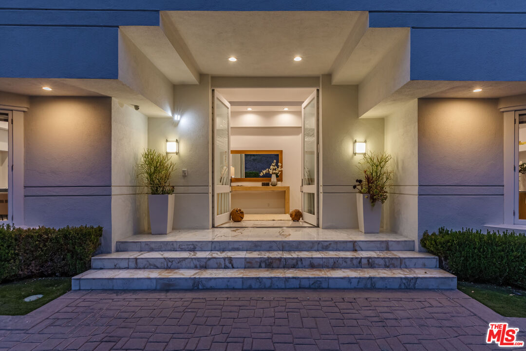 1166 San Ysidro Dr