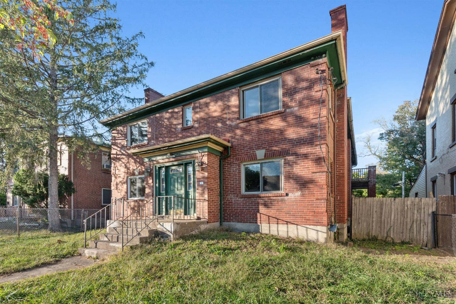 1220 Laidlaw Avenue