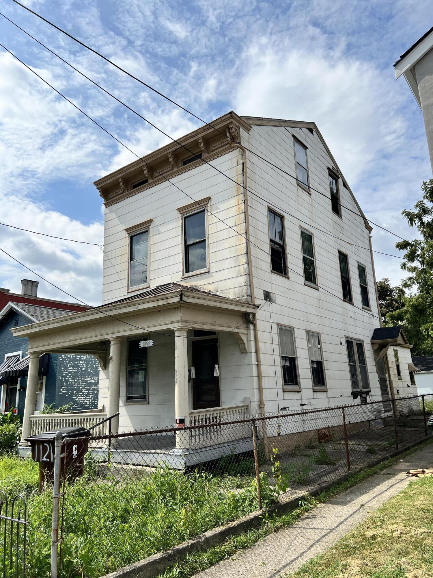 1121 Lee Street