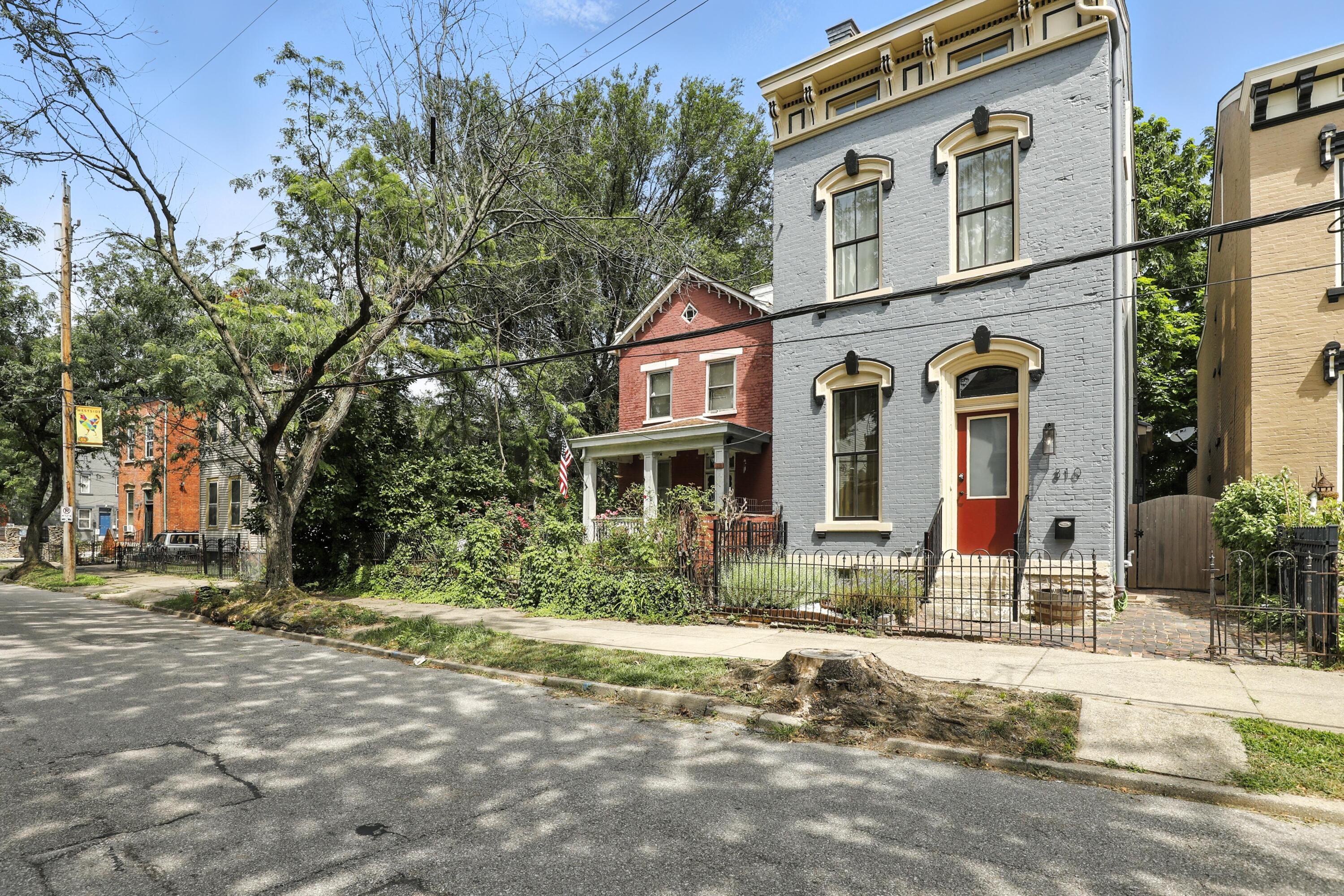 310 W Robbins Street
