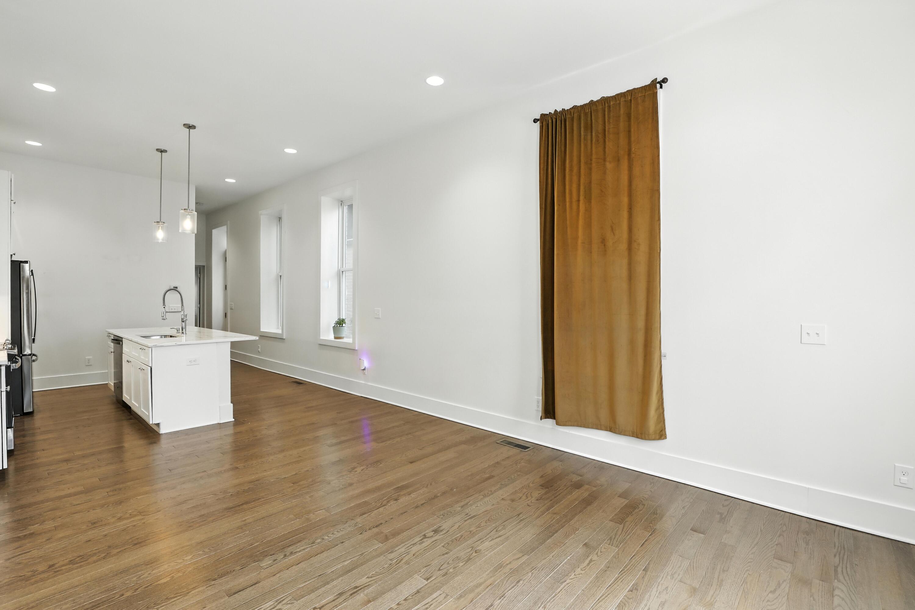310 W Robbins Street