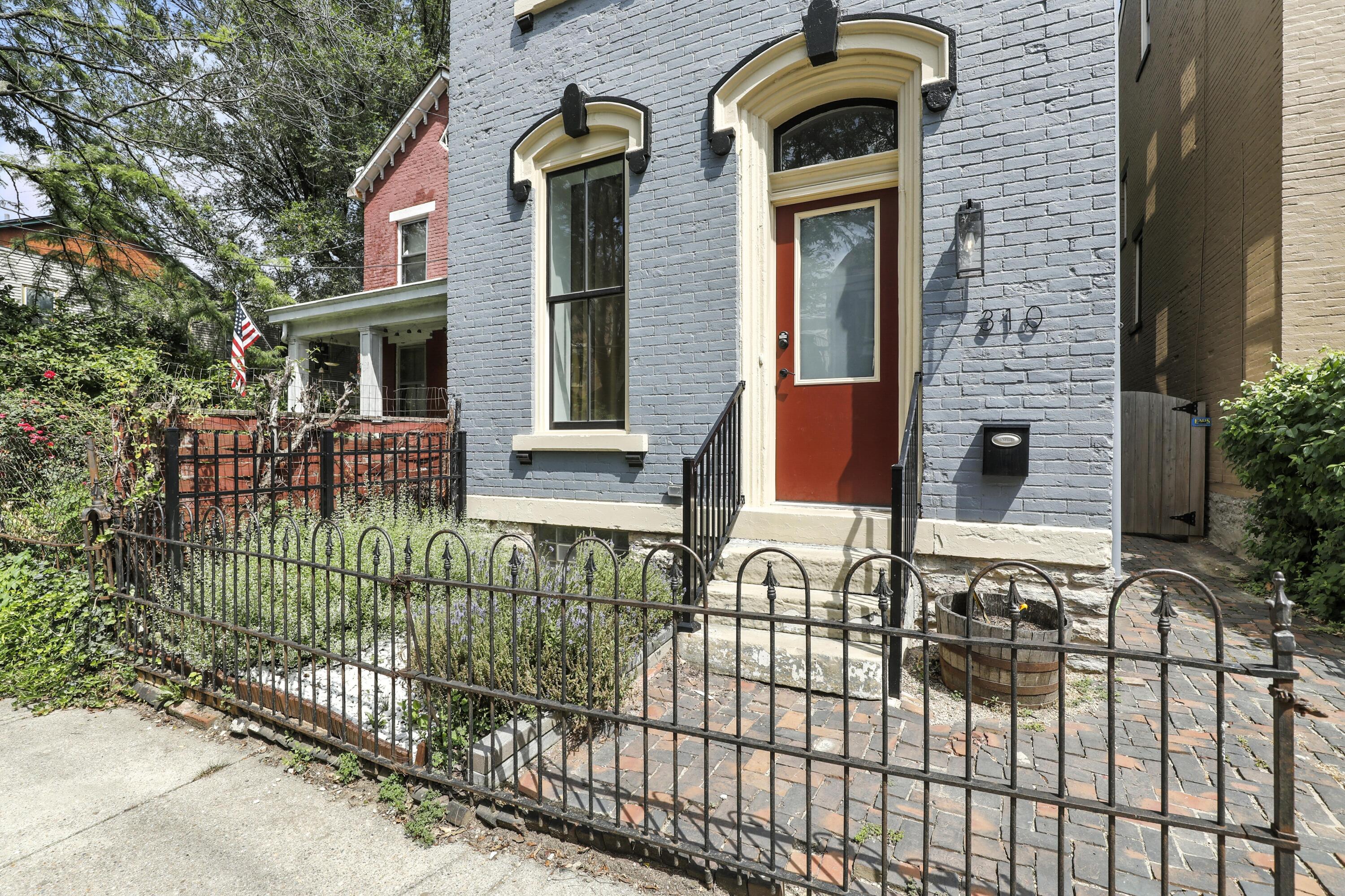 310 W Robbins Street