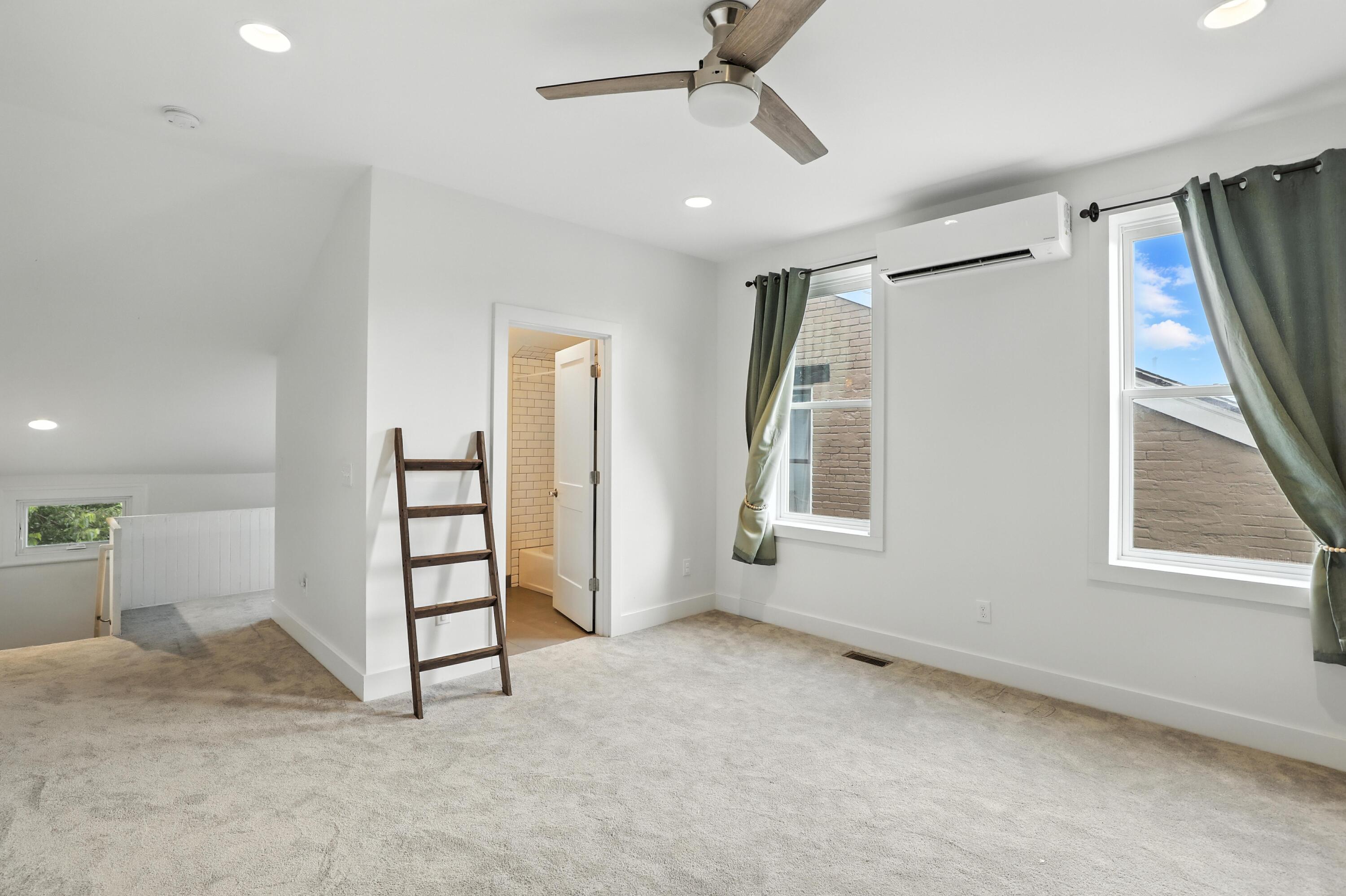 310 W Robbins Street