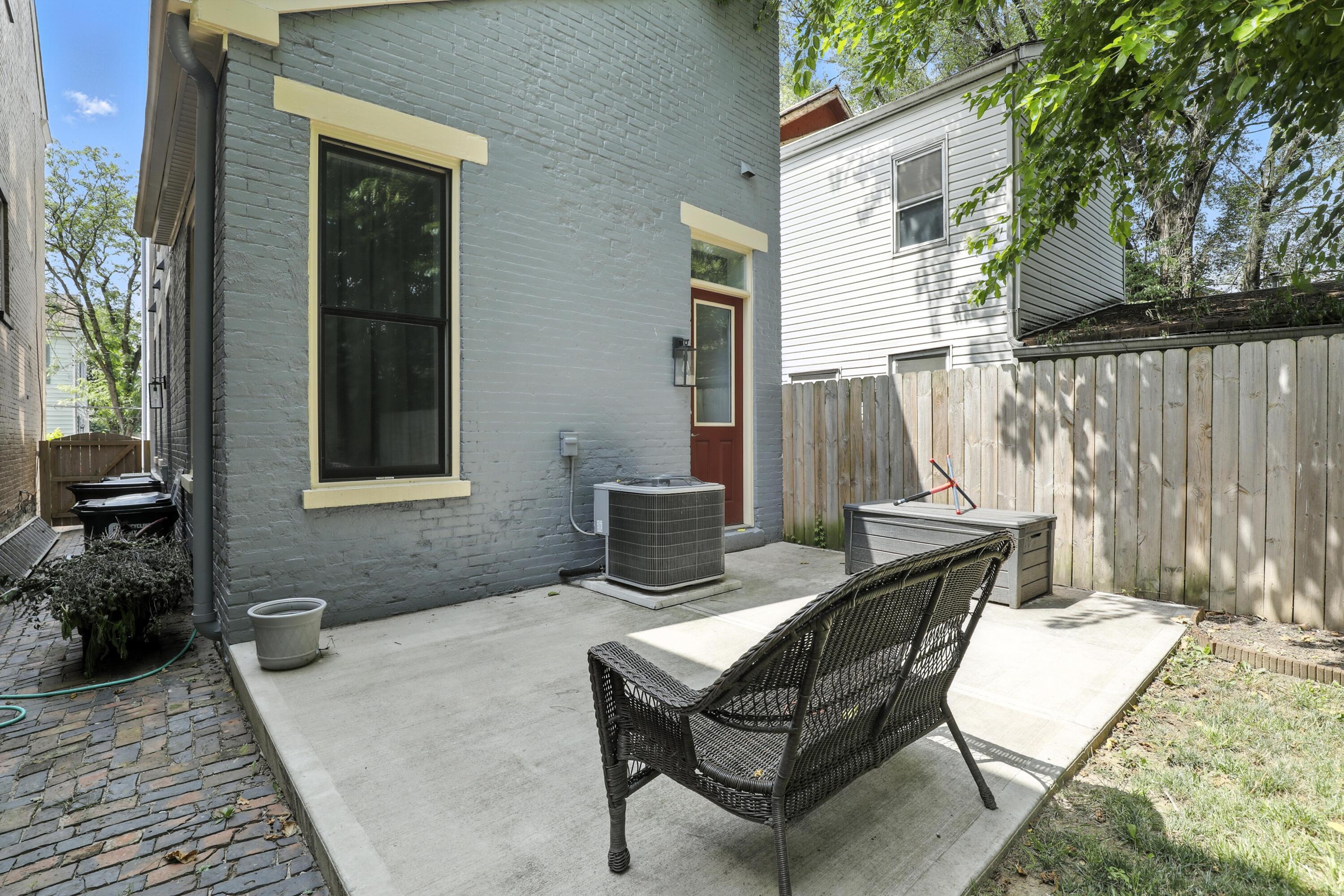 310 W Robbins Street