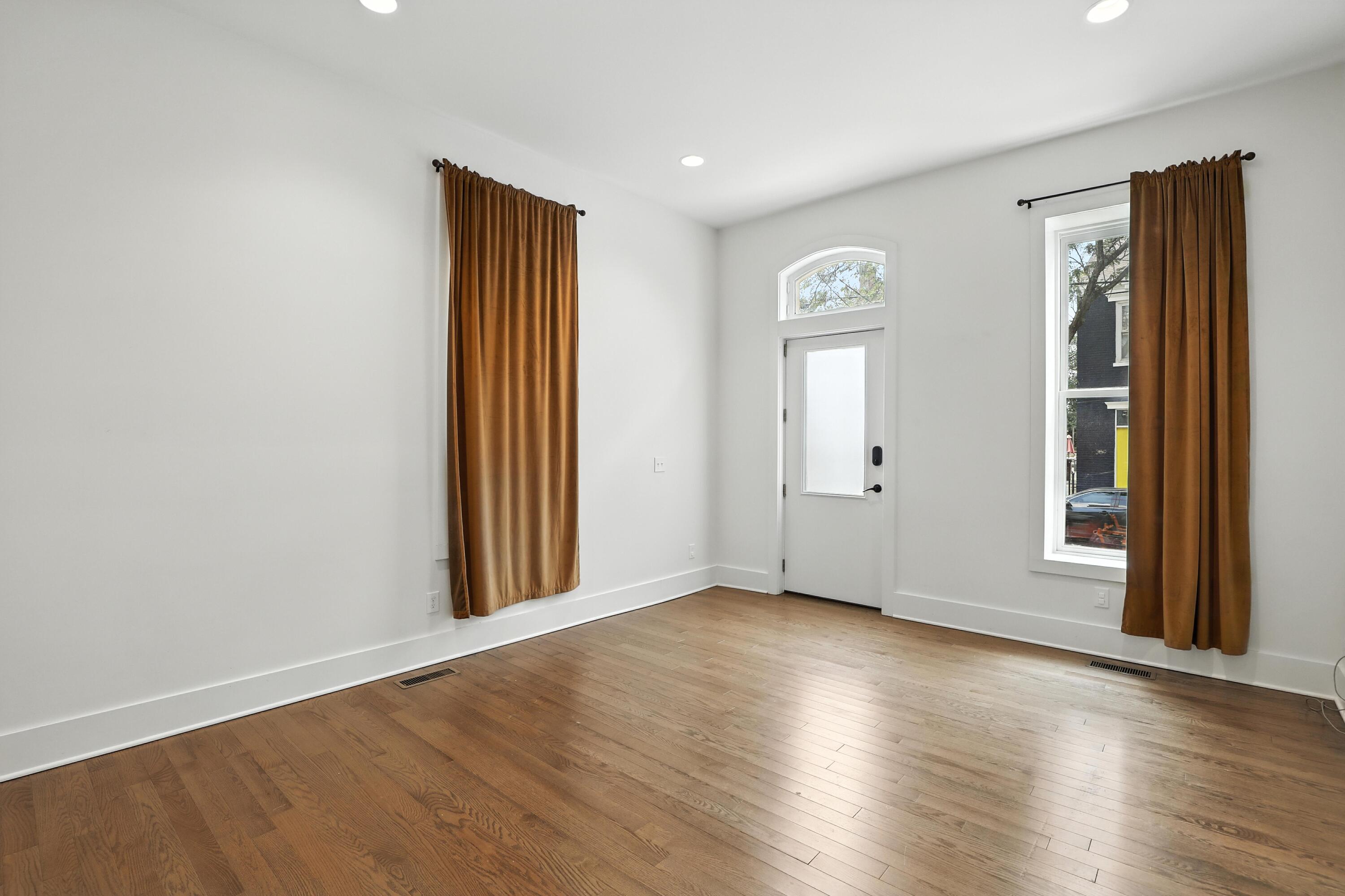 310 W Robbins Street