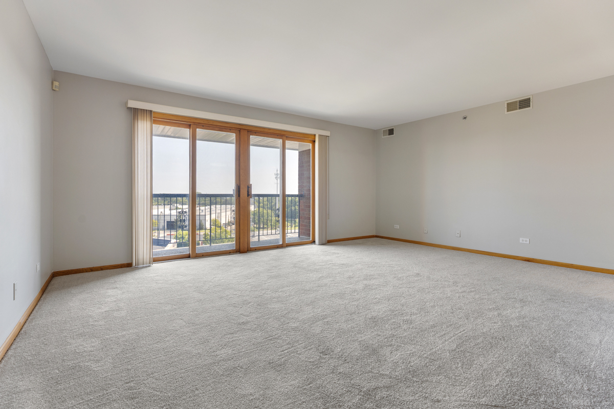 7120 N Milwaukee Avenue Unit: 702