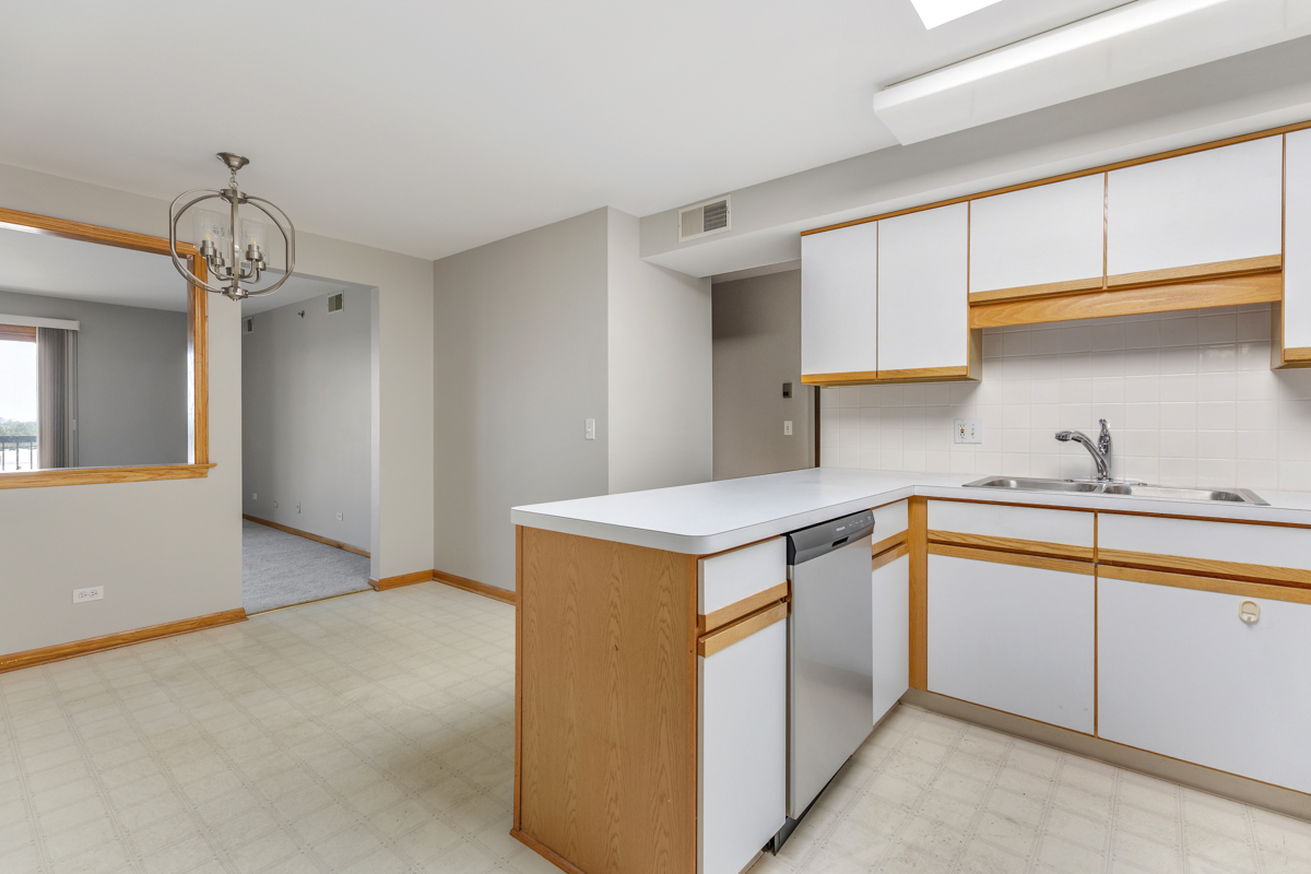 7120 N Milwaukee Avenue Unit: 702