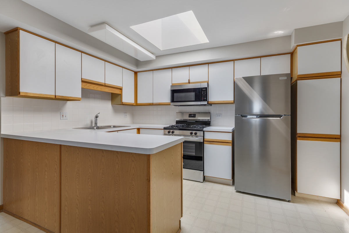 7120 N Milwaukee Avenue Unit: 702