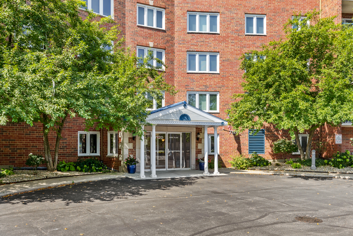 7120 N Milwaukee Avenue Unit: 702