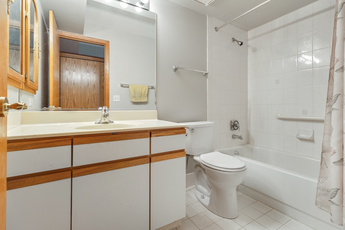 7120 N Milwaukee Avenue Unit: 702