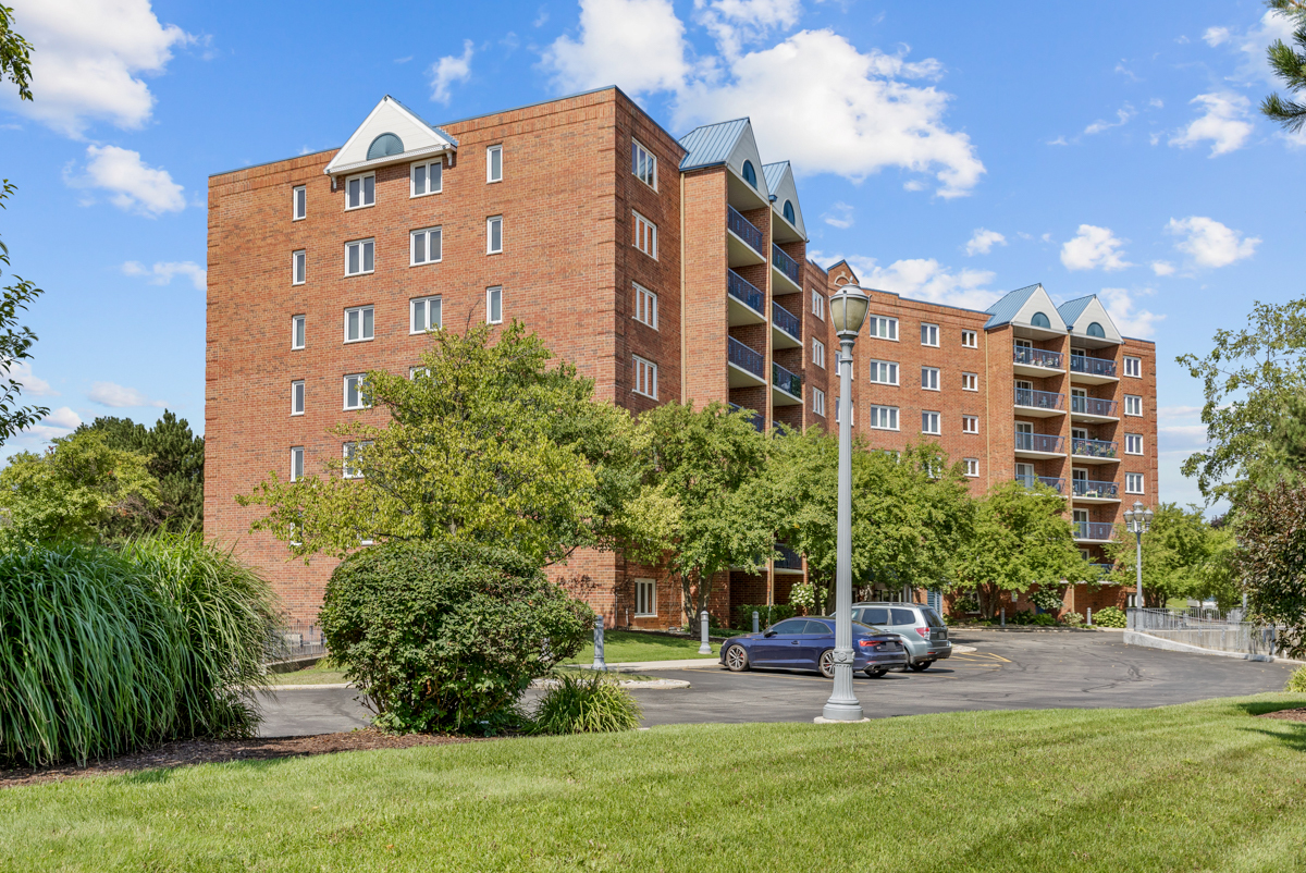 7120 N Milwaukee Avenue Unit: 702