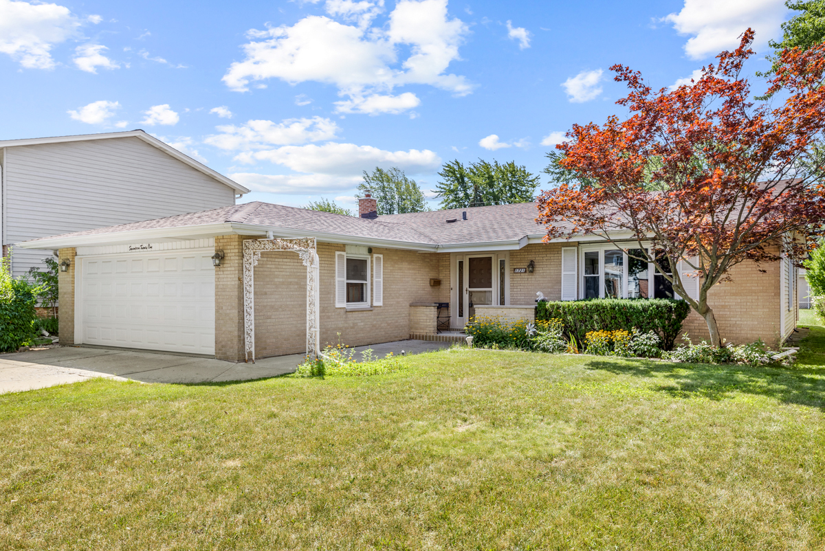 1721 W Catalpa Lane