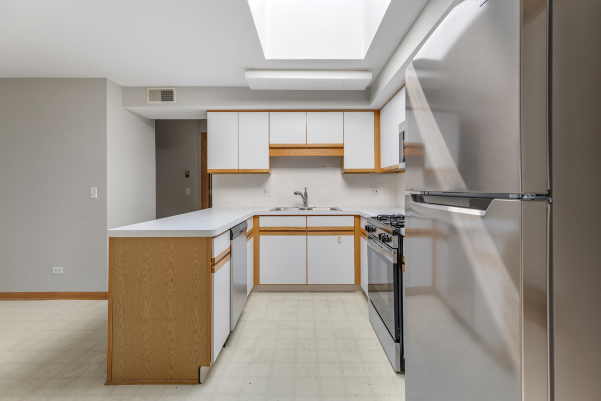 7120 N Milwaukee Avenue Unit: 702
