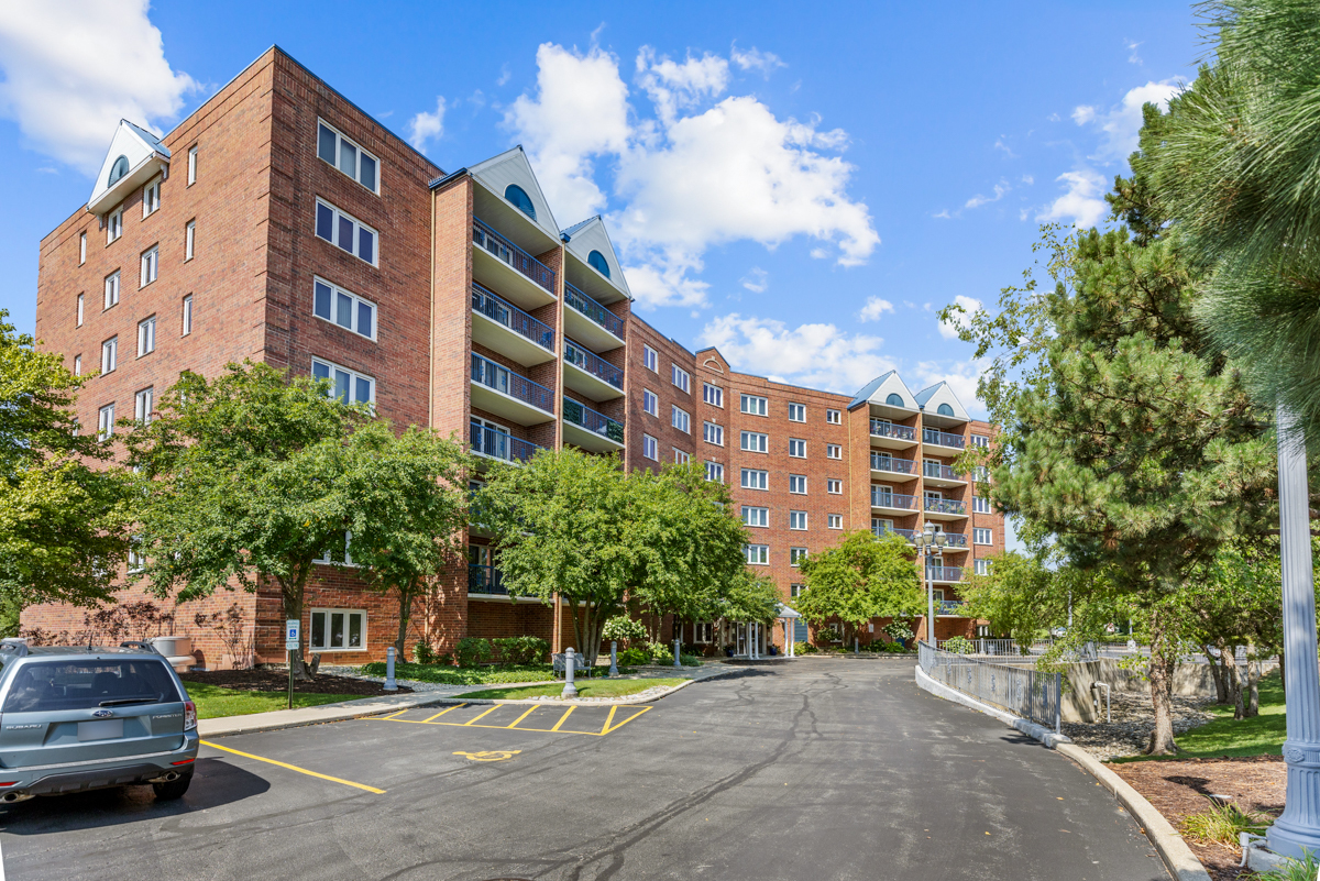 7120 N Milwaukee Avenue Unit: 702