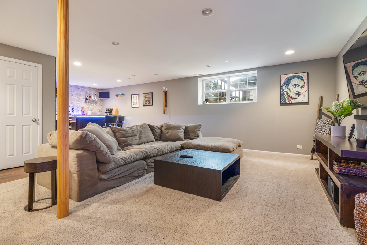 16 MORAINE Drive