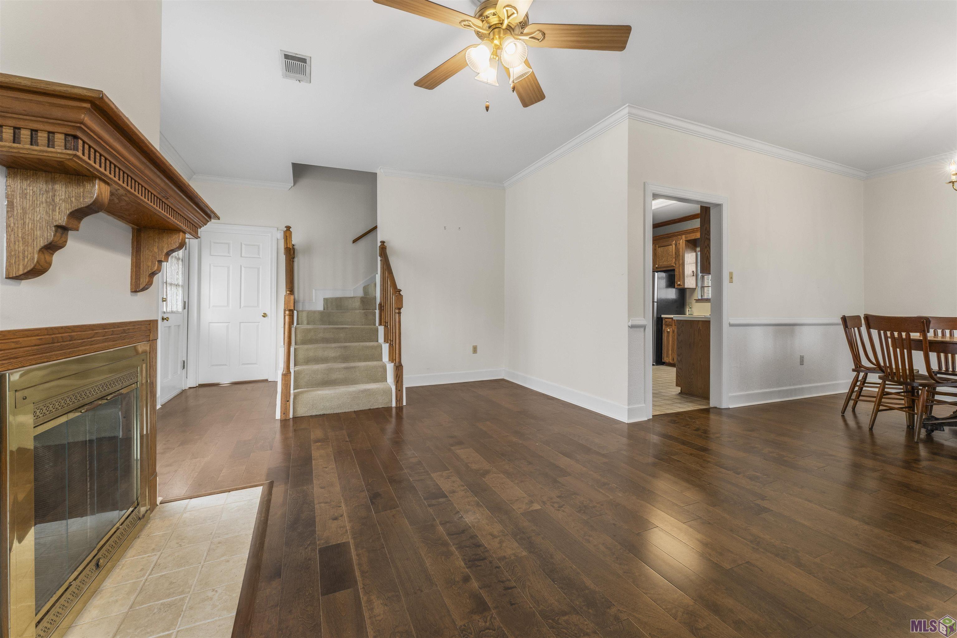 1043 E Tom Stokes Ct