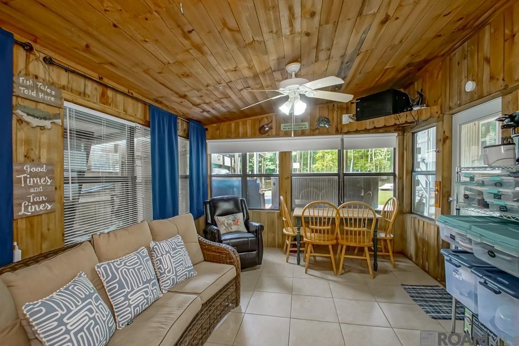 23082 Chene Blanc Ln