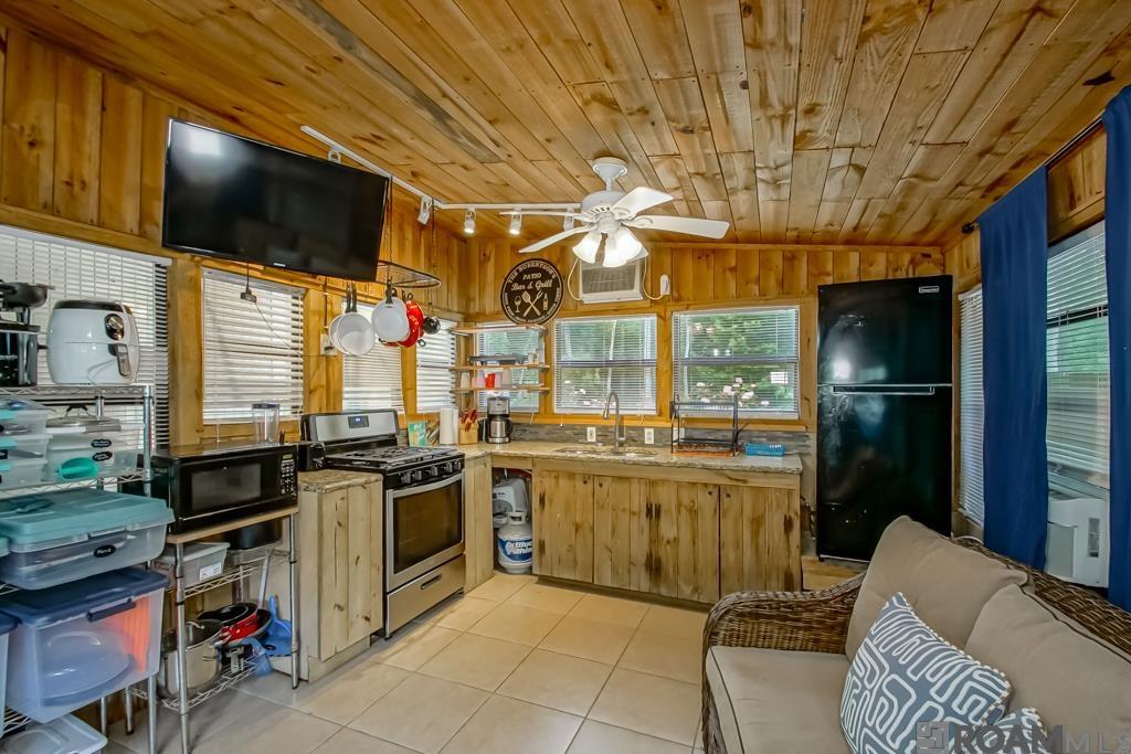 23082 Chene Blanc Ln