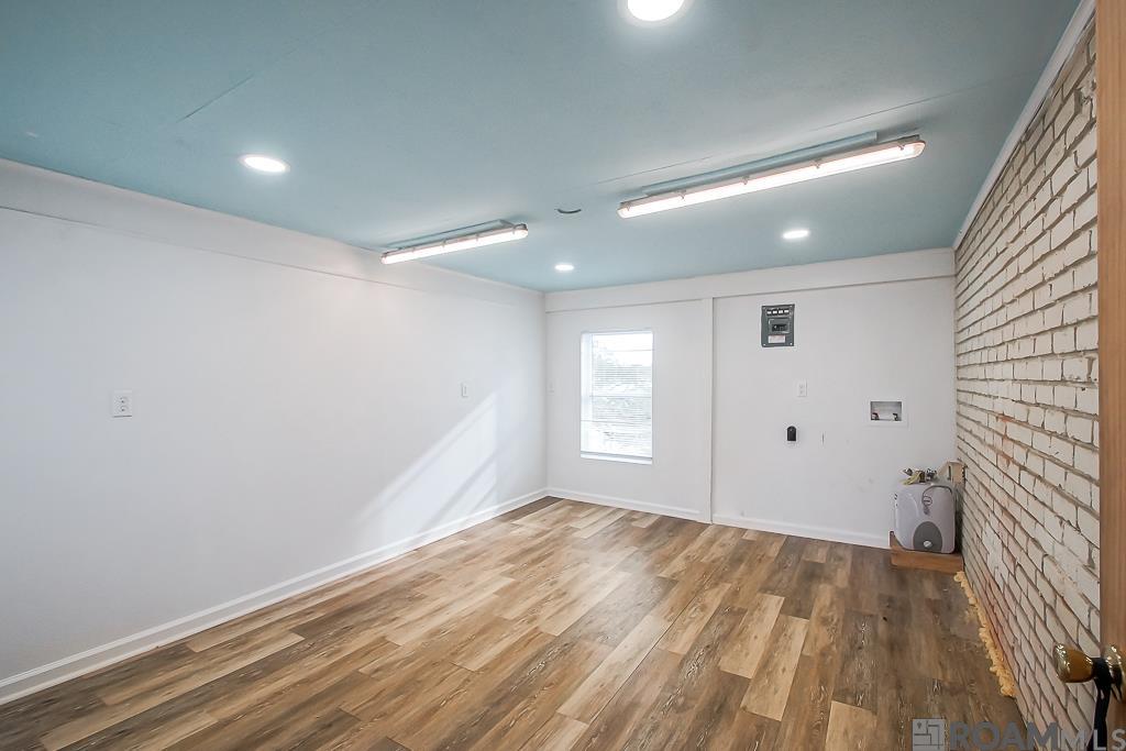 1214 E Main St