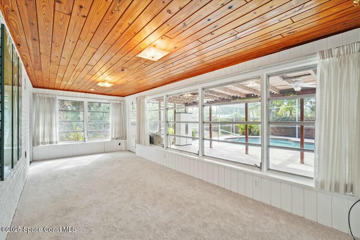 304 Meadowwood Lane