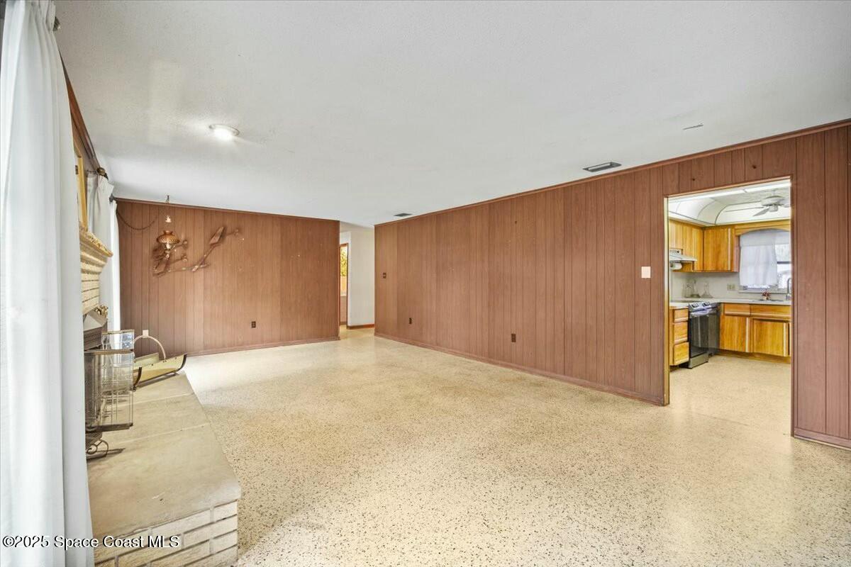 304 Meadowwood Lane