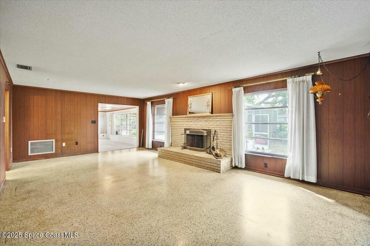 304 Meadowwood Lane