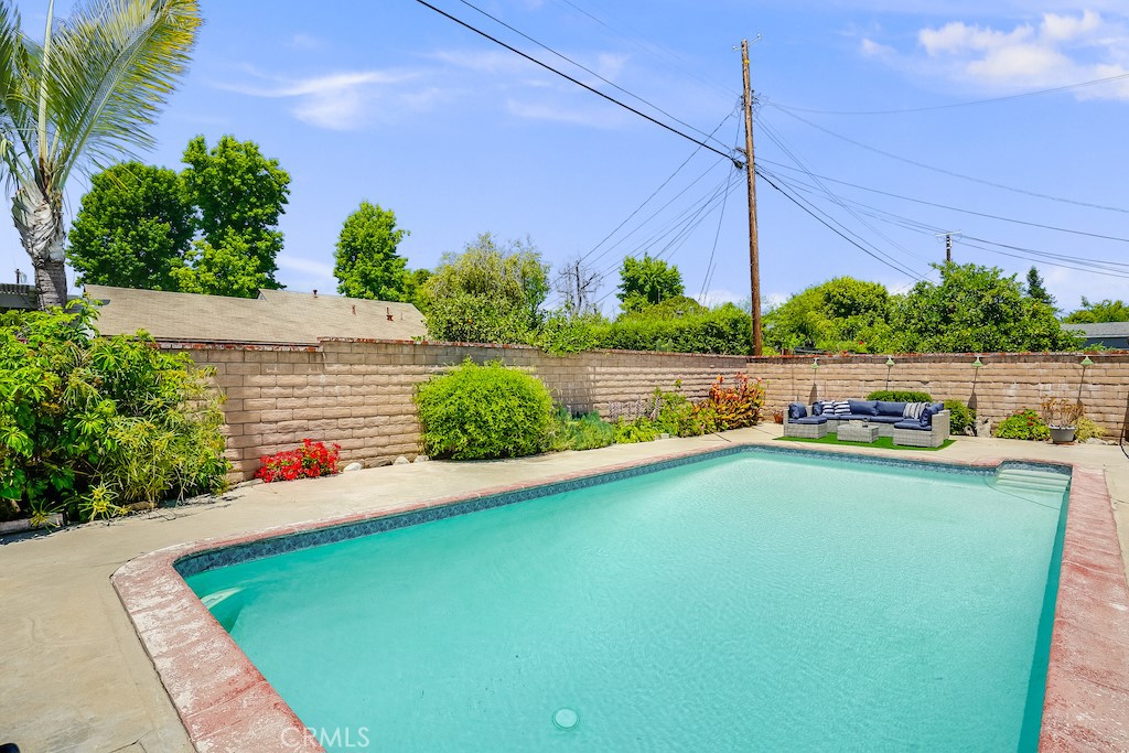 7327 Leescott Avenue