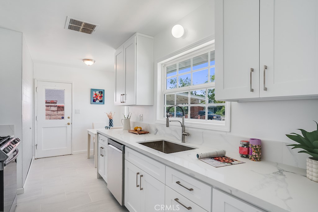 7327 Leescott Avenue