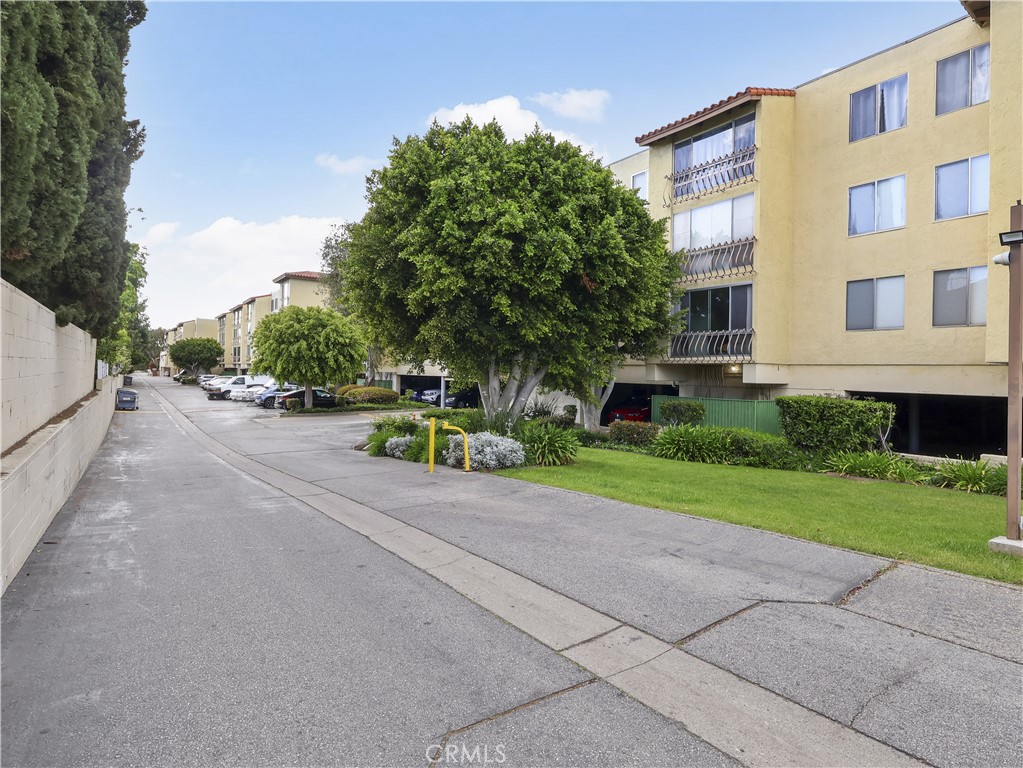 12720 Burbank Boulevard 323