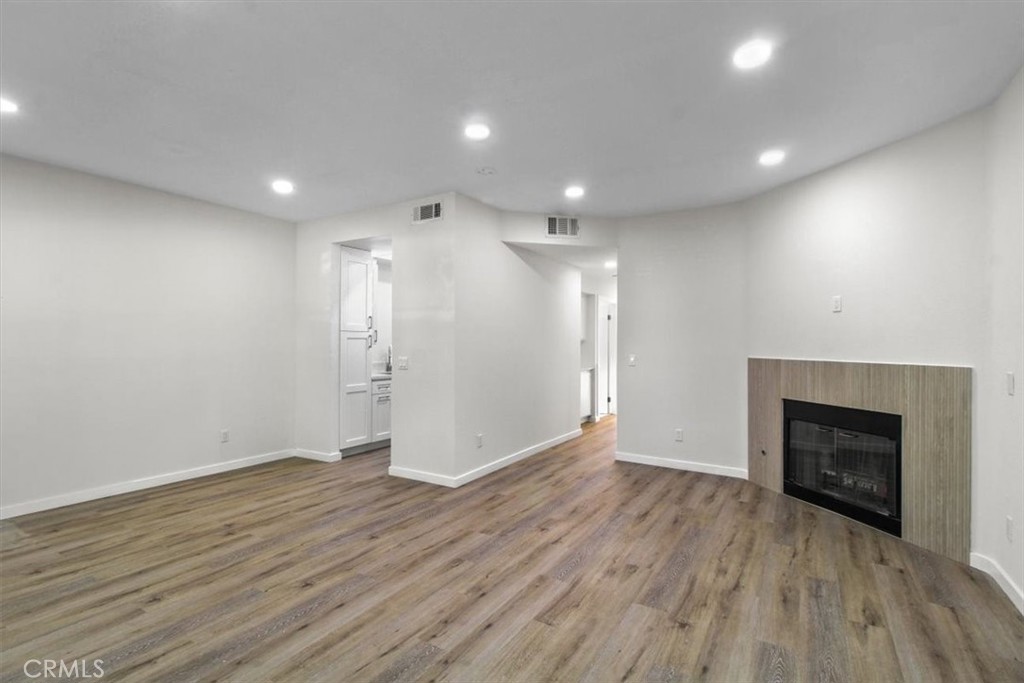7320 Balboa Boulevard 102