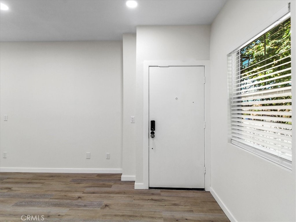 7320 Balboa Boulevard 102