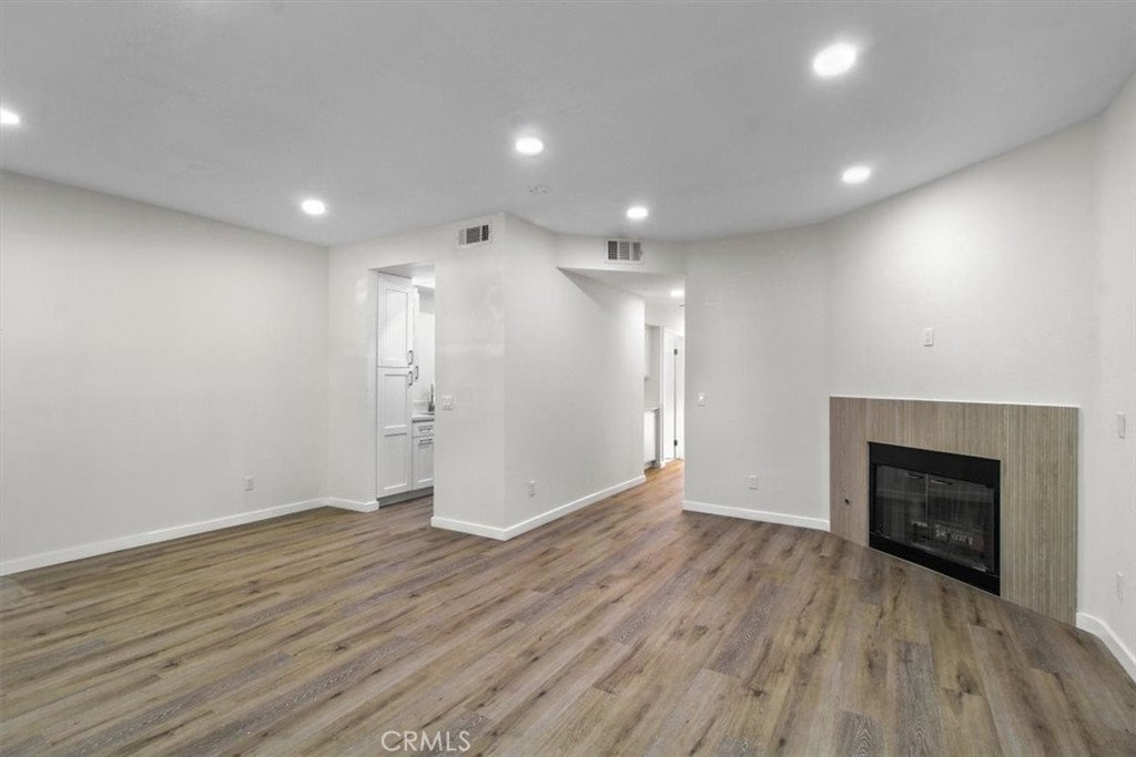 7320 Balboa Boulevard 102