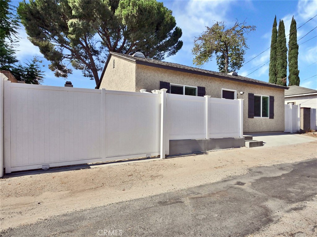 8828 Chimineas Avenue