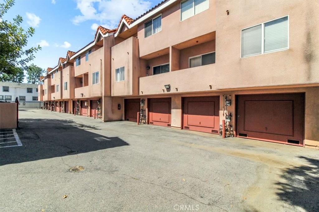 7320 Balboa Boulevard