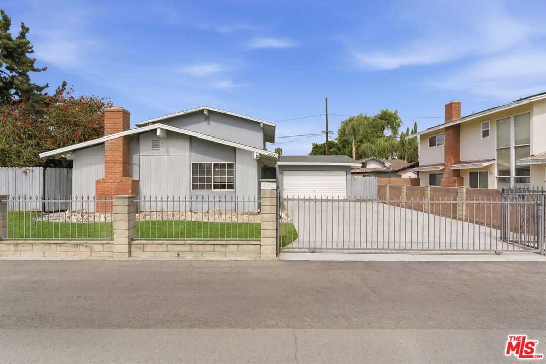 4242 Lavinia Ave