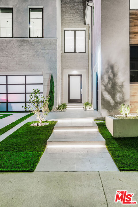 11811 N Greenwood Dr